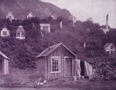 Casas funerárias indígenas perto da cidade de Juneau, Alasca (foto a p/b) de American Photographer (after)