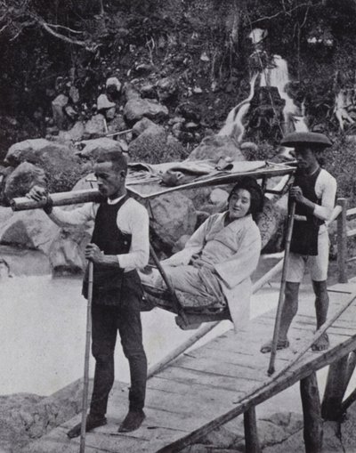 Mulher japonesa atravessando o rio Daiya perto de Nikko (foto a p/b) de American Photographer (after)