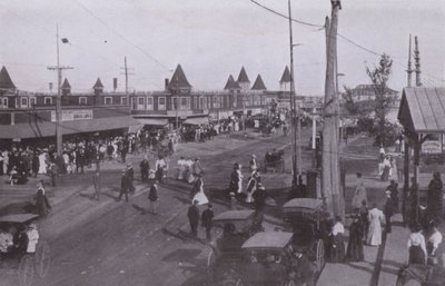 Old Orchard Beach, Maine: Cena perto do depósito (foto a p/b) de American Photographer (after)