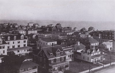Old Orchard Beach, Maine: A aldeia olhando para leste da Casa do Velho Pomar (foto a p/b) de American Photographer (after)