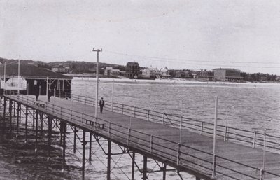 Old Orchard Beach, Maine: Vista do cais do oceano (foto a p/b) de American Photographer (after)