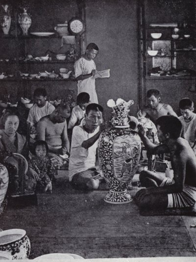 Decoradores de porcelana no trabalho, no notável Kinkosan Works at Awata, Kioto (foto a p/b) de American Photographer (after)