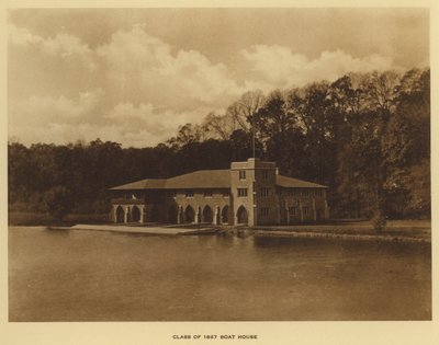 Universidade de Princeton: Turma de 1887 Boat House (foto a p/b) de American Photographer (after)