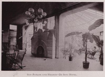 Sun Parlor and Hearth, De Soto Hotel (foto a p/b) de American Photographer (after)