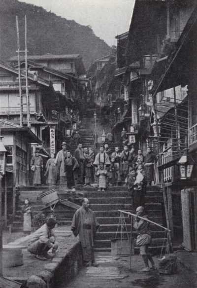 A rua principal em Ikao, uma aldeia de águas termais (foto a p/b) de American Photographer (after)