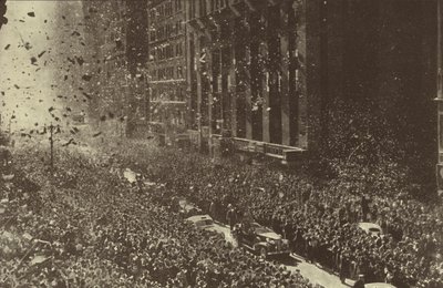 O Presidente dos EUA Franklin D Roosevelt é recebido com entusiasmo em Nova York após ser eleito para um terceiro mandato, em dezembro de 1940 (foto a p/b) de American Photographer (after)