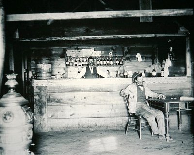Um salão no condado de Albany, Wyoming, c.1890 (foto a p/b) de American Photographer