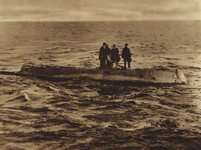 A América na Primeira Guerra Mundial: Protótipo do submarino moderno (fotografia a preto e branco) de American Photographer