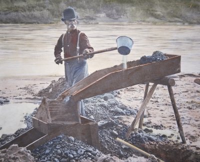 Garimpeiro de ouro americano usando uma caixa de eclusas (foto colorida à mão) de American Photographer