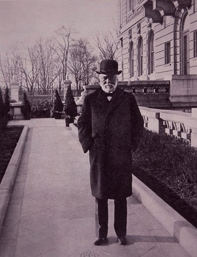 Andrew Carnegie à porta da sua mansão da Quinta Avenida, Nova Iorque. de American Photographer