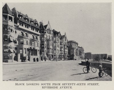 Bloco olhando para o sul da Seventy-Sixth Street, Riverside Avenue (foto a p/b) de American Photographer