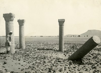 Colunas da Igreja Copta, vista de oeste, ilha Sai, Egito, fotografia de Breasted, Instituto Oriental, Universidade de Chicago, cerca de 1920 de American Photographer