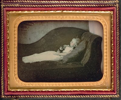 Criança morta em um sofá, c.1855 de American Photographer