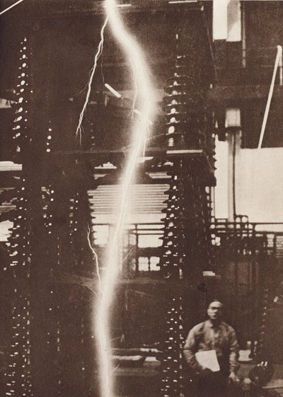 Descarga de um relâmpago artificial a partir de um gerador de cinco milhões de volts (fotografia a preto e branco) de American Photographer