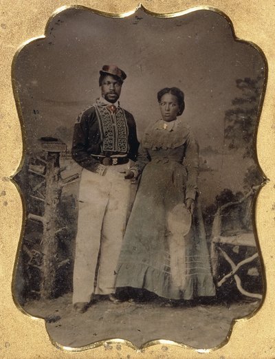 Fireman and Bride, c.1860 (folha de flandres, colorido à mão com reflexos dourados, leath) de American Photographer