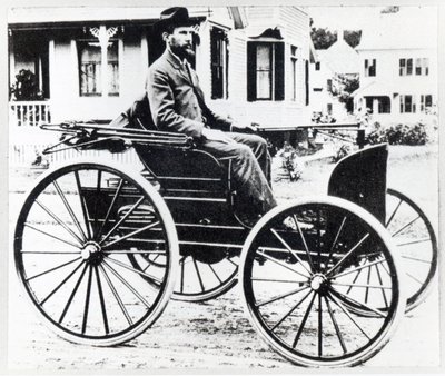 Primeiro automóvel americano, desenhado e construído por Charles e Frank Duryea de American Photographer