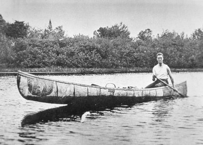 Franklin D. Roosevelt (1882-1945) remando uma canoa de bétula em Campobello Island, New Brunswick de American Photographer