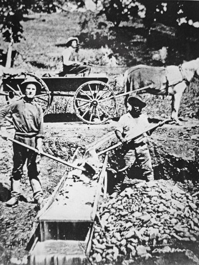 Prospectadores de ouro usando uma eclusa 