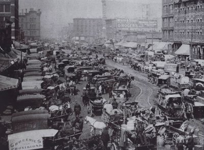 Haymarket Square lotado de carruagens puxadas por cavalos, Chicago de American Photographer