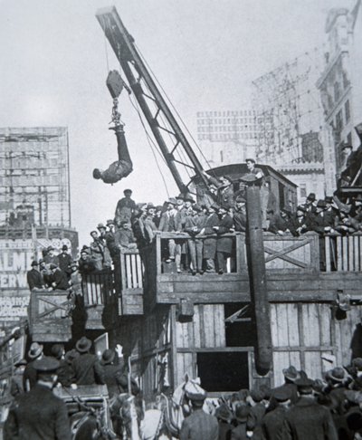 Houdini escapando de uma camisa de força enquanto suspenso de uma grua em Nova York (foto a p/b) de American Photographer