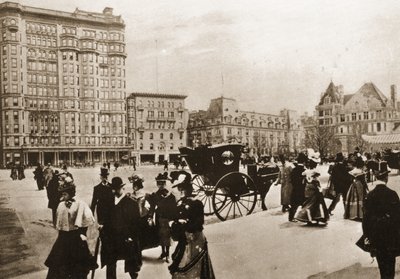 Em frente ao Plaza Hotel, em Nova York, 1896 de American Photographer