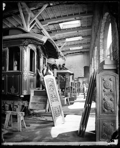 Vista interior, de, homens, trabalhando, em, loja pintura, de, Pullman, palácio, carros, fábrica, acreditado, estar, em, detroit, michigan de American Photographer