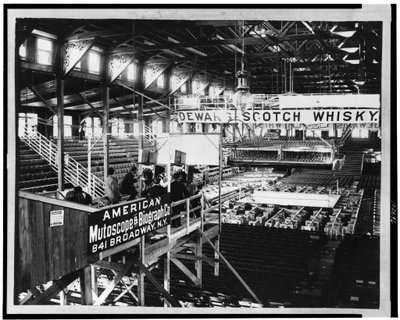 Interior da casa do clube de Coney Island, c.1899 (foto p - b) de American Photographer