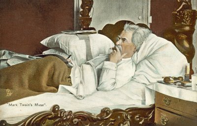 Mark Twain, deitado na cama, a fumar um charuto (fotografia a cores) de American Photographer