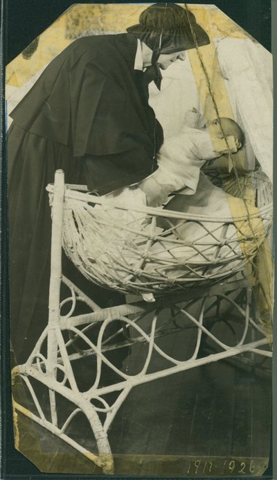 New York Foundling Hospital - Irmã Anna Michella com bebé e berço de American Photographer