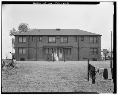 Lado Norte - Clark Howell Homes, Edifício H-1, 253 Mills Street, Atlanta, Condado de Fulton, GA (foto a p/b) de American Photographer