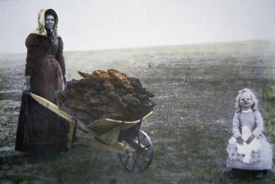 Mulher pioneira coletando esterco de gado, Kansas, c.1880 (foto colorida) de American Photographer
