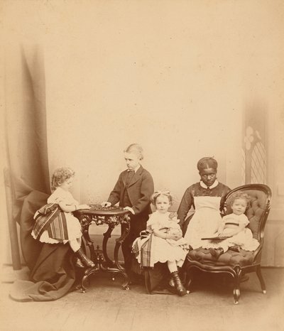 Retrato de uma mulher e quatro crianças, década de 1860 (foto) de American Photographer