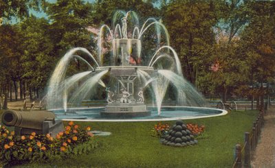 Poughkeepsie: Fonte Memorial (fotografia a cores) de American Photographer
