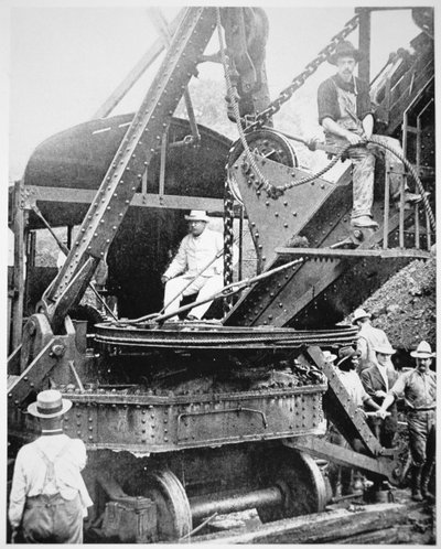Presidente Theodore Roosevelt em uma gigantesca pá a vapor no Corte Culebra durante a escavação do Canal do Panamá, novembro de 1906 (foto a p/b) de American Photographer