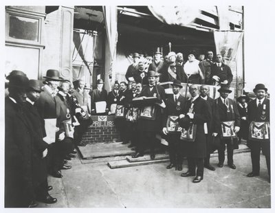 Schomburg entre Maçons e Odd Fellows na colocação da pedra angular do Templo Iônico de American Photographer