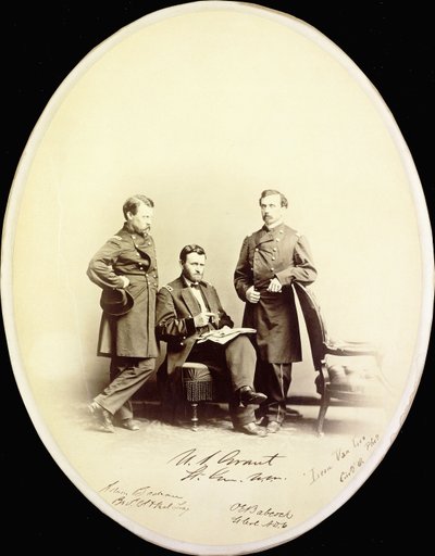 Fotografia assinada de Ulysses S. Grant e seus assessores, Orville E. Babcock e Adam Badeau, em uniforme militar, c.1865 de American Photographer
