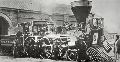 A Locomotiva que puxou o trem funerário de Abraham Lincoln (1809-65) em 1865 (foto a p/b) de American Photographer