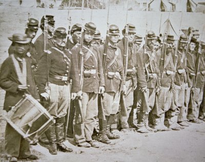 O Regimento de Infantaria do Sexto Maine. Exército da União, em desfile após a Batalha de Fredericksburg de American Photographer