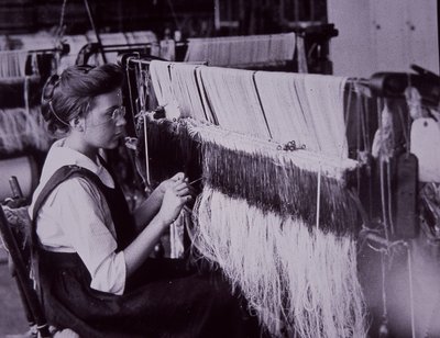 Indústria têxtil dos EUA, operador têxtil na fábrica de algodão de Massachusetts, c.1900 (foto a p/b) de American Photographer