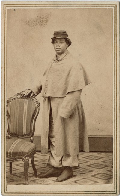 Mulher afro-americana não identificada de uniforme de American Photographer