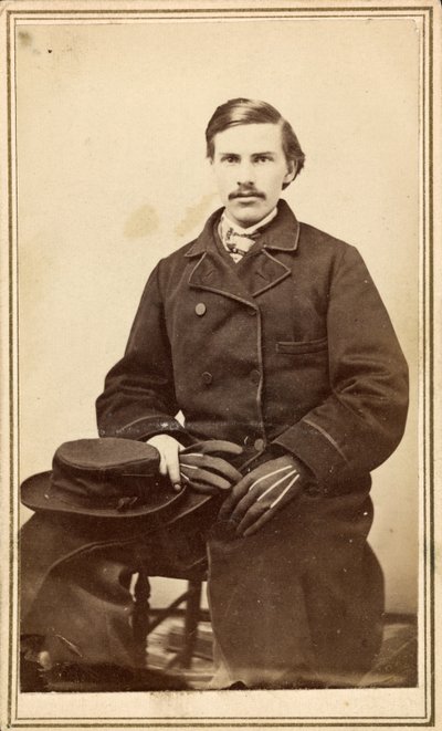 Homem não identificado com sobretudos com chapéu e luvas de American Photographer