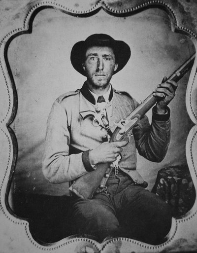 Soldado confederado desconhecido posando no estúdio do fotógrafo (foto a p/b) de American Photographer