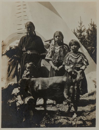 Mulher, duas raparigas e uma criança com cão, ca. 1900. Fotografia de gelatina e prata de American Photographer