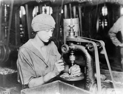 Mulher countersinking detonator tubo buraco e enchimento buraco na mão granada na Westinghouse Electric & Mfg. Co., East Pittsburgh, Pa., Durante a I Guerra Mundial, 1914-18 de American Photographer