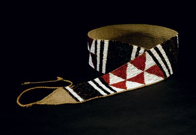 Um cinto cerimonial da mulher, tribo Maidu, Califórnia de American School