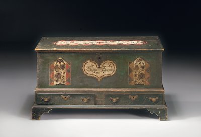 Um baú de dote com topo de elevador decorado com tinta, com a inscrição Susana Scheblern, provavelmente Condado de Lancaster, Pensilvânia, 1790 de American School