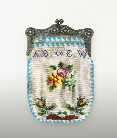 Bolsa com miçangas, c. 1843 (contas de vidro, prata níquel e suporte têxtil) de American School