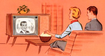 Casal a ver uma televisão retro na sua sala de estar de American School