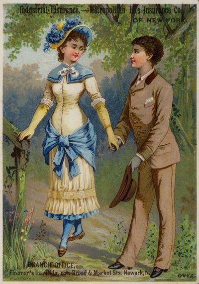 Casal passeando de mãos dadas de American School