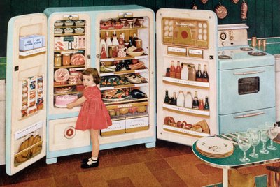 Rapariga a tirar um bolo cor-de-rosa de um frigorifico enorme cheio de comida de American School